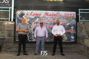 Lomo Magullo abraza la vida con la escultura homenaje a la Traída del Agua/Francisco Javier Santana y TA.